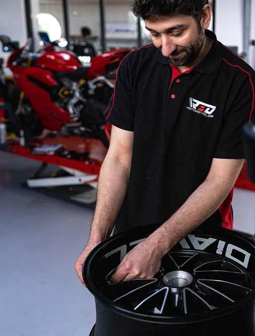 mecanicien moto à Saint-Éloy-de-Gy près de Bourges dans le Cher 18
